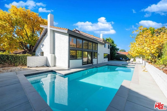 view of swimming pool featuring a patio