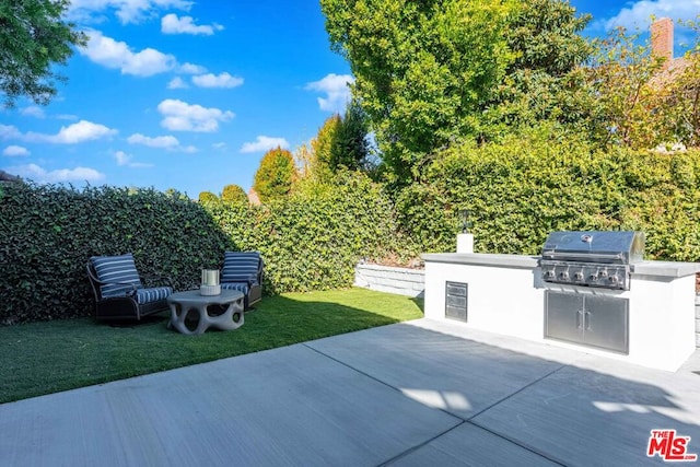 view of patio featuring an outdoor kitchen and grilling area