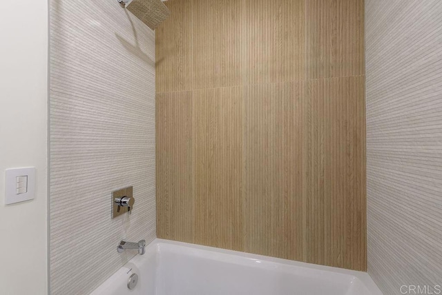 bathroom with bathtub / shower combination