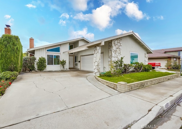 view of front facade featuring a garage and a front lawn