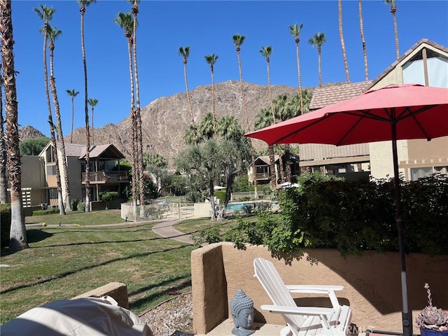 view of yard featuring a mountain view