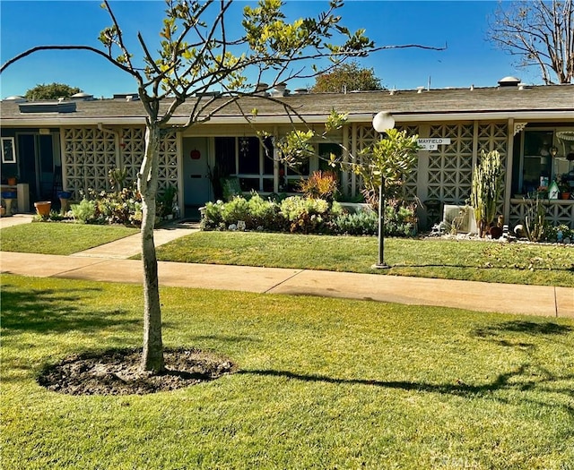 single story home with a front lawn