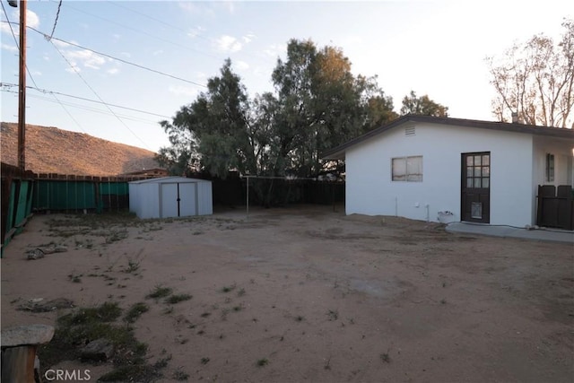 view of yard featuring a storage unit