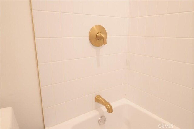 details featuring tiled shower / bath