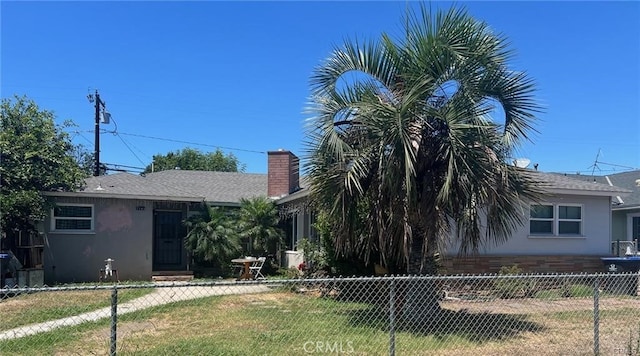 view of front of home featuring a front yard