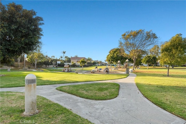 view of property's community featuring a lawn