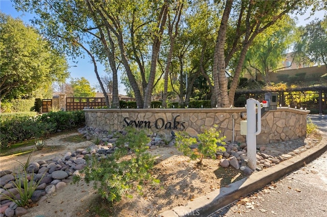 view of community / neighborhood sign