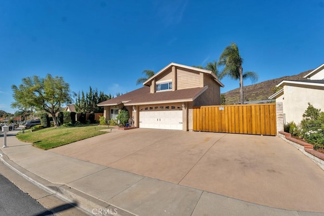 view of front of property featuring a mountain view and a front yard