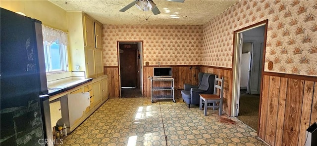 unfurnished room featuring ceiling fan and a textured ceiling