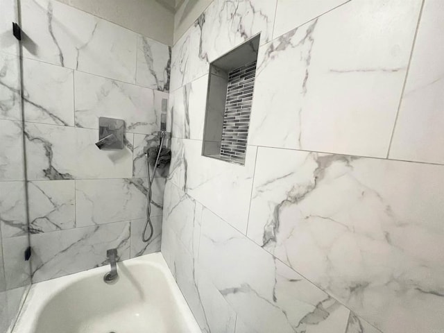 bathroom with tiled shower / bath combo