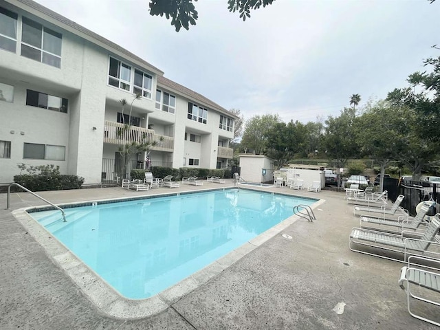 view of swimming pool