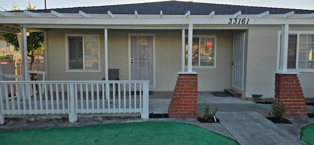 entrance to property featuring a porch