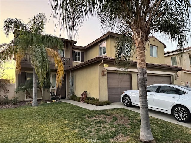 view of front facade with a garage and a yard