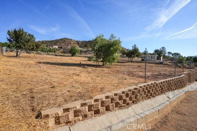 view of yard featuring a rural view