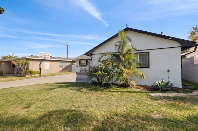 view of front of home featuring a front lawn