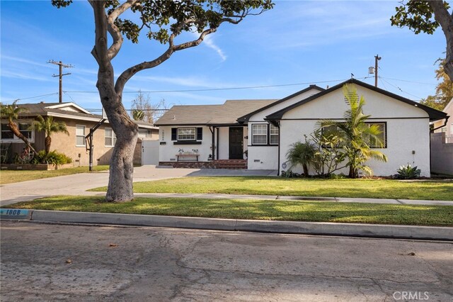 single story home with a front yard