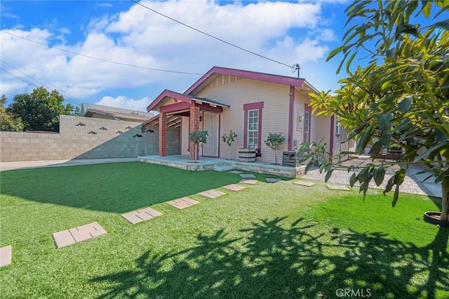 view of front facade with a front lawn