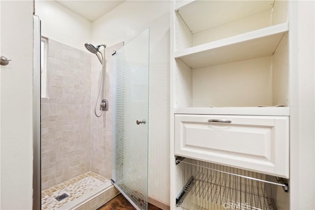 bathroom featuring a tile shower