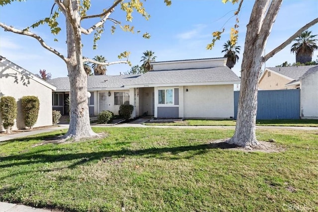 ranch-style house featuring a front yard