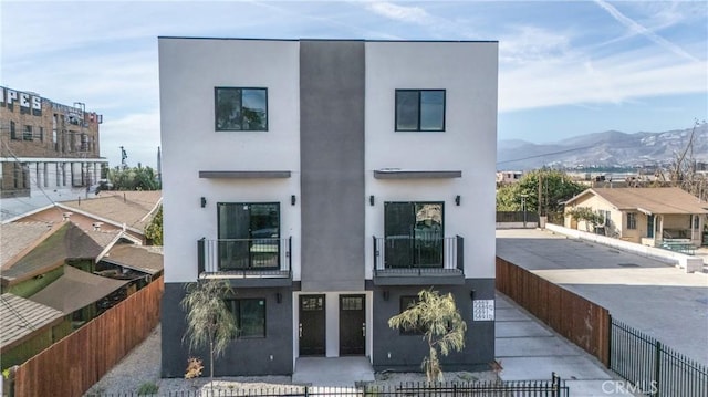 view of front of property featuring a mountain view