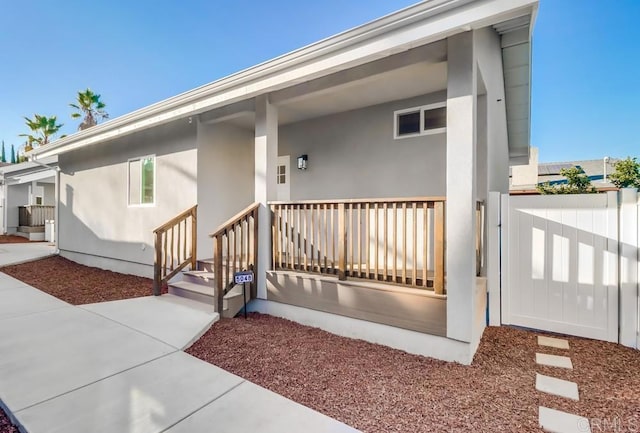 property entrance featuring a porch