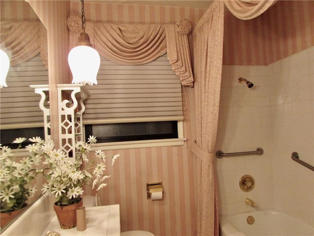 bathroom featuring tiled shower / bath