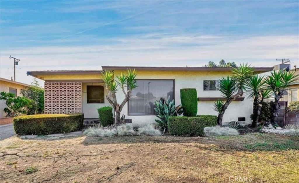 ranch-style home featuring a front yard