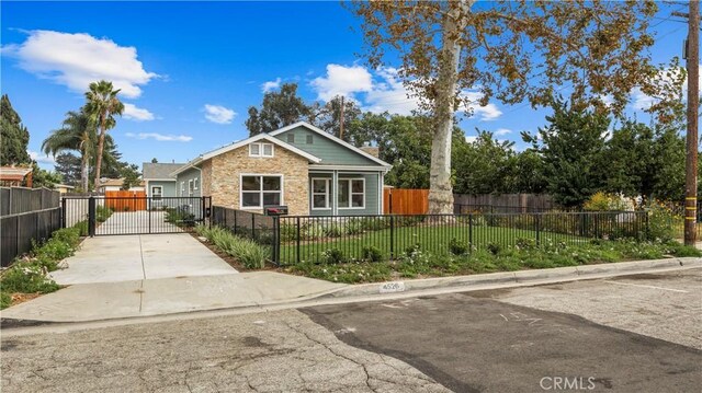 view of front of home featuring a front yard