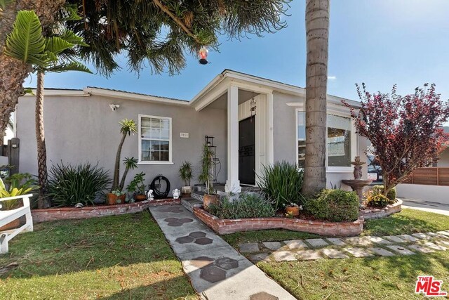 view of front of home featuring a front lawn