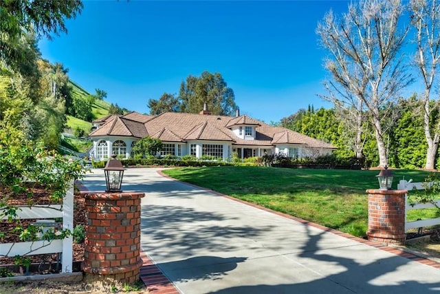 view of front of property featuring a front yard