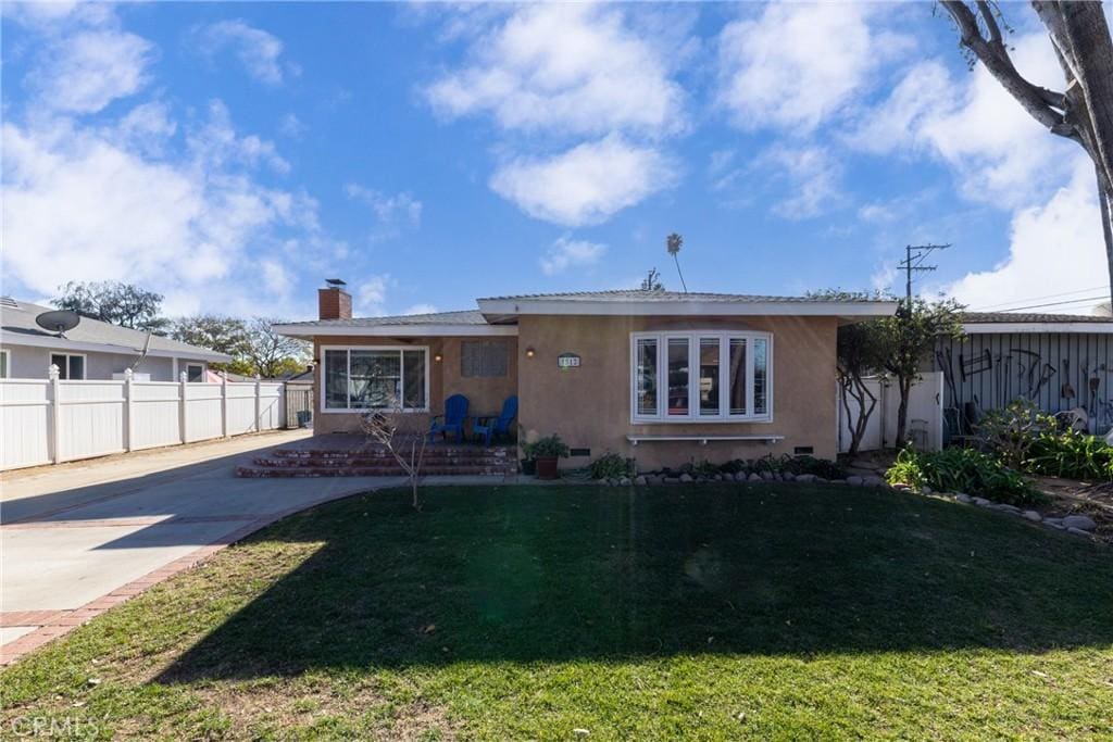 view of front of home with a front lawn