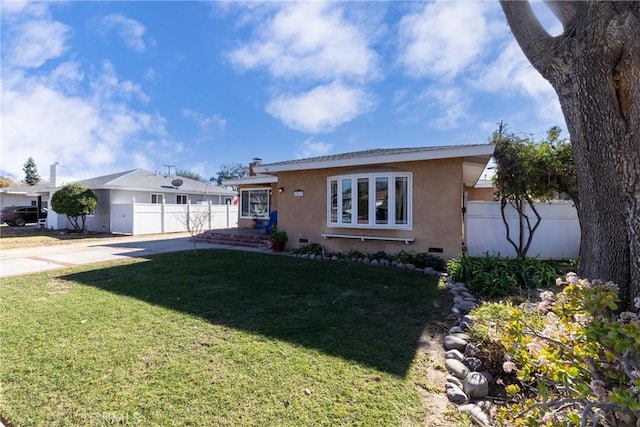 view of front of property with a front lawn