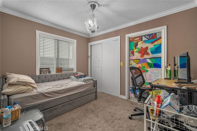 carpeted bedroom with a textured ceiling, a closet, crown molding, and an inviting chandelier