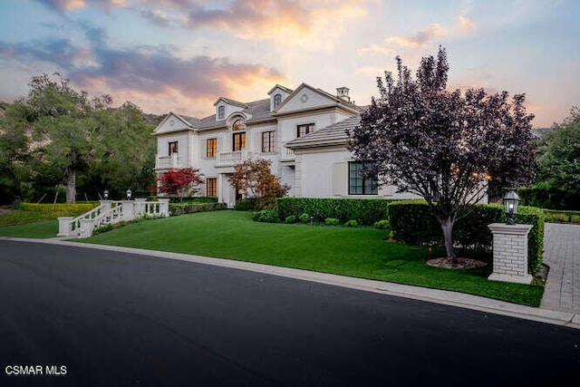 view of front of home featuring a yard