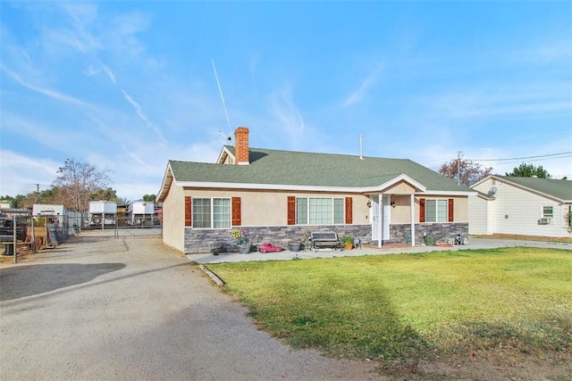 view of front of house featuring a front lawn