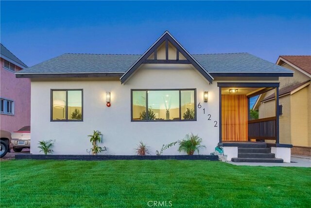 view of front of house featuring a front yard