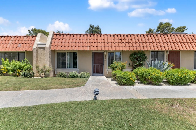 ranch-style home featuring a front lawn