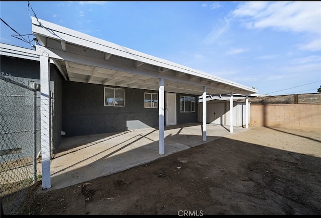 back of house featuring a storage shed