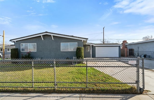 view of front facade featuring stucco siding, driveway, a front lawn, and fence