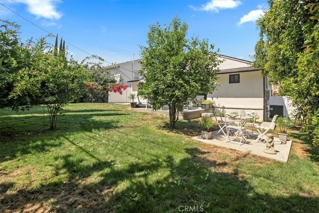 view of yard featuring a patio