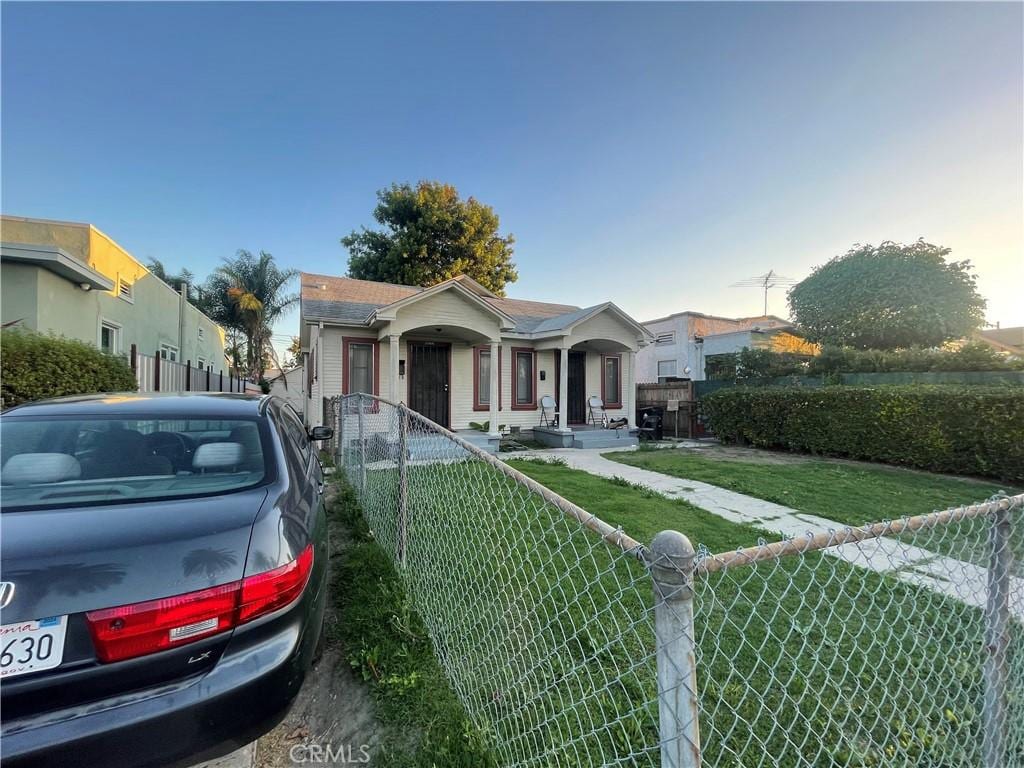 view of front of home featuring a front lawn