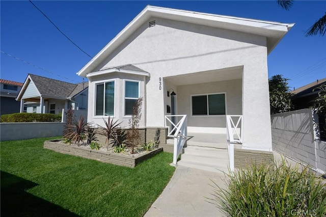 view of front of house featuring a front lawn