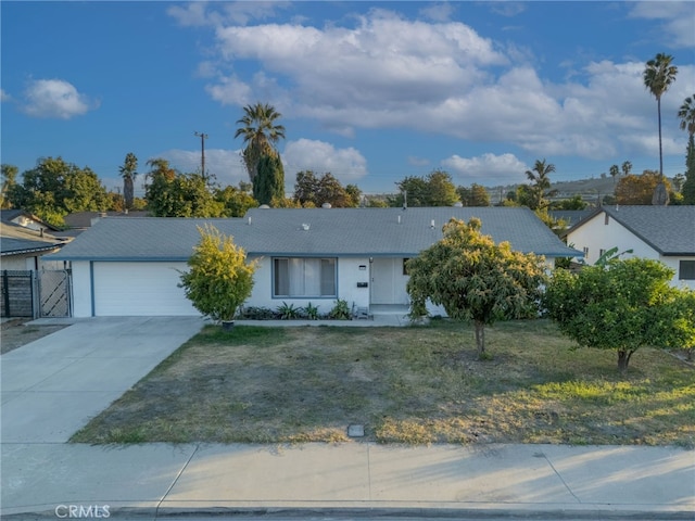 view of front of house featuring a garage and a front yard