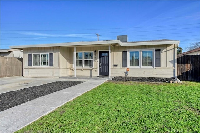 view of front of property featuring a front yard