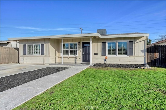 view of front of house featuring a front lawn