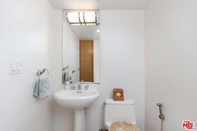 bathroom featuring toilet and sink