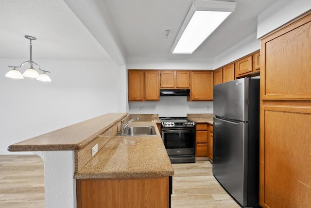 kitchen featuring sink, hanging light fixtures, light wood-type flooring, appliances with stainless steel finishes, and kitchen peninsula