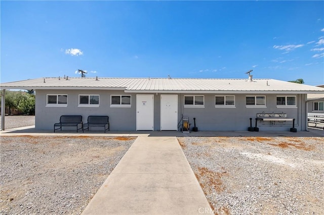 view of front of property featuring a patio