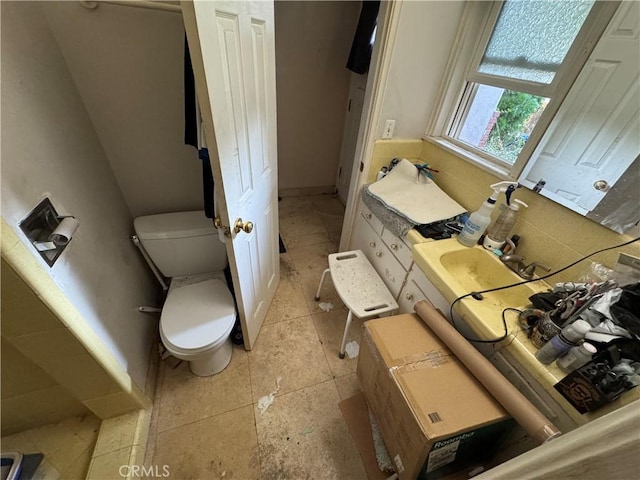 bathroom featuring toilet and sink