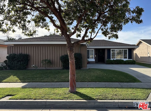 ranch-style home featuring a front lawn